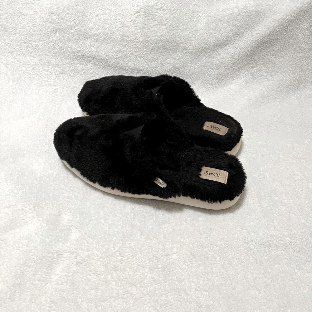 GUC women’s TOMS slippers